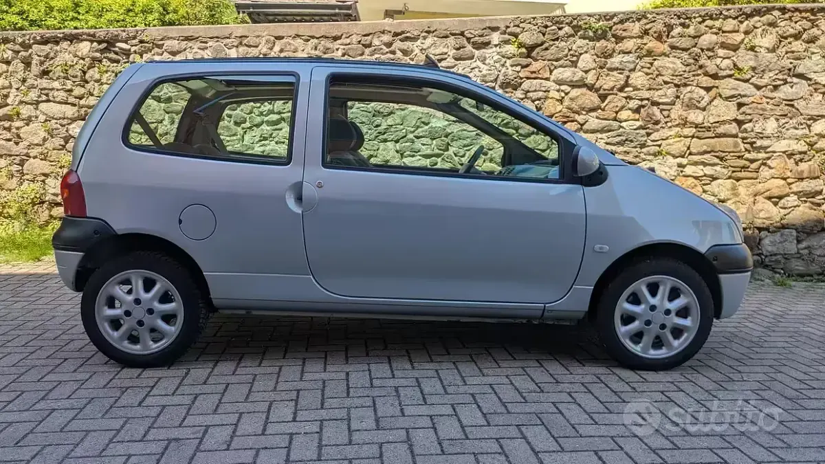 Usado Renault Twingo Authentique 58 CV (42 kW) 2001 Gris Utilitario