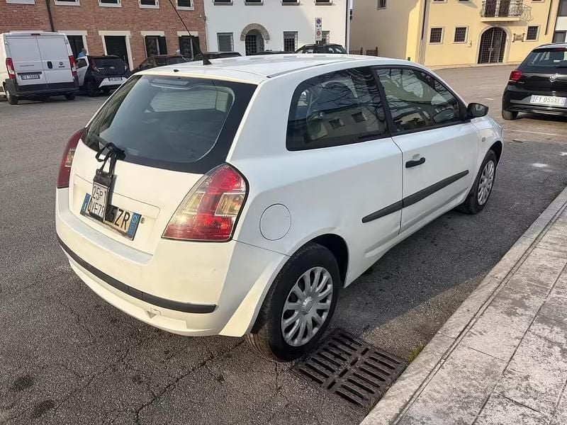 Usata Fiat Stilo 109 CV (80 kW) 2001 Bianco Utilitaria