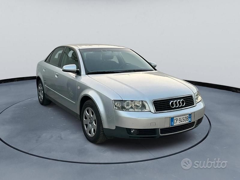 Grigio Usata 2004 Audi A4 Tre volumi | 2999 € (Buon prezzo) - Immagine 1/4