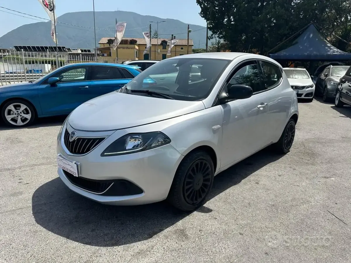 Usata Lancia Ypsilon 69 CV (50 kW) 2021 Grigio Utilitaria