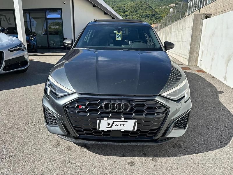Usata Audi S3 Sport 310 CV (228 kW) 2023 Vernice perla grigio daytona Berlina