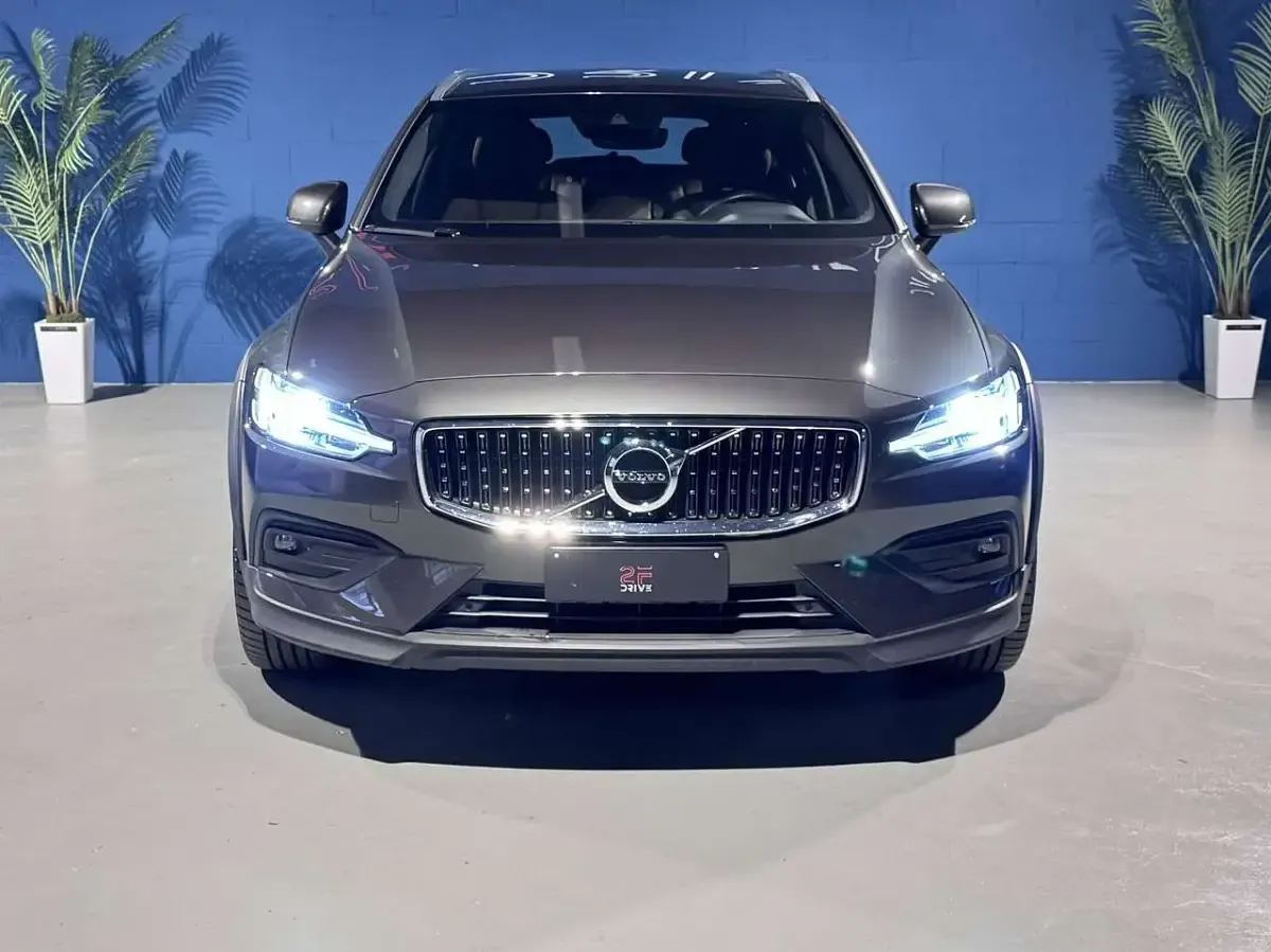 Usata Volvo V60 CC Business Edition 197 CV (144 kW) 2021 Grigio Station wagon