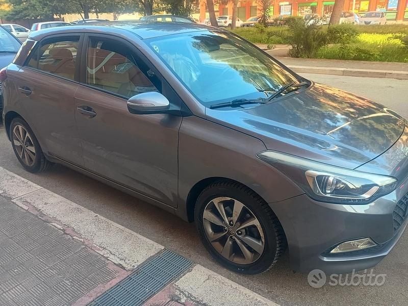 Usata Hyundai i20 Style 75 CV (55 kW) 2015 Grigio Berlina