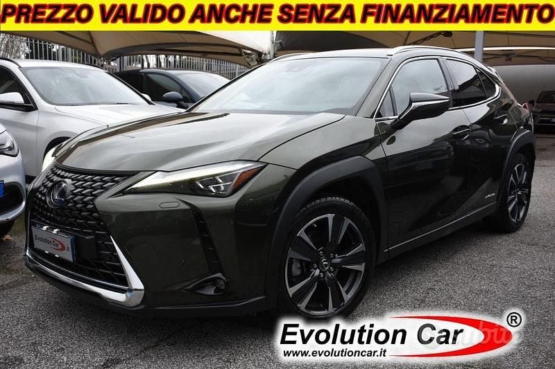 Usata Lexus UX Luxury Line 152 CV (111 kW) 2021 Verde metallizzato SUV