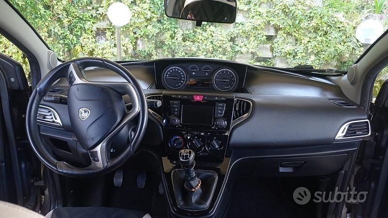Usata Lancia Ypsilon Silver 69 CV (50 kW) 2016 Grigio Utilitaria