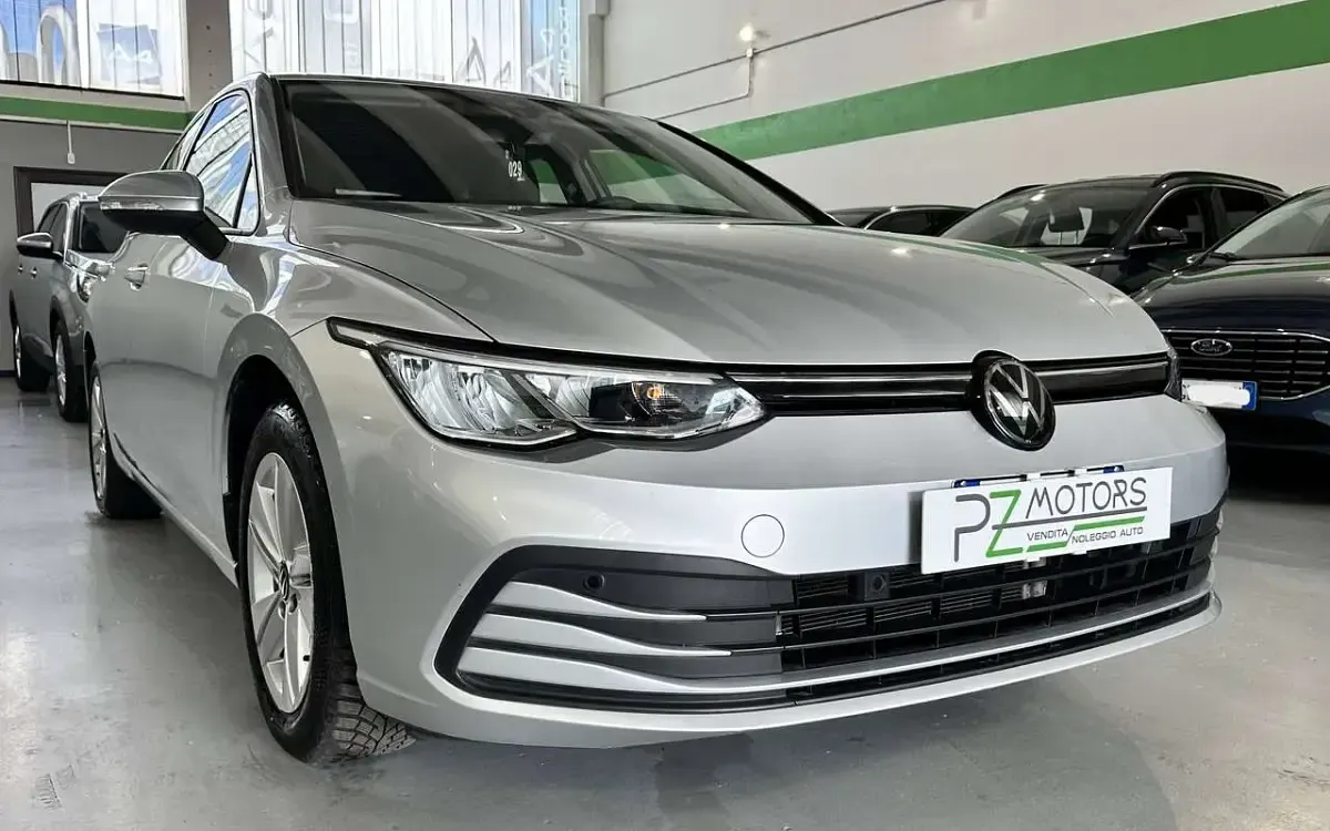 Usata VW Golf VIII Life 131 CV (96 kW) 2023 Argento Berlina