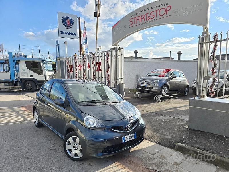 Usata Toyota Aygo Sol 67 CV (49 kW) 2006 Grigio Utilitaria