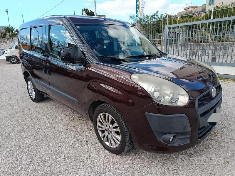 Usata Fiat Doblò Emotion 135 CV (99 kW) 2011 Marrone Monovolume