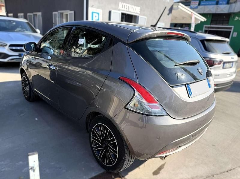 Usata Lancia Ypsilon Gold 69 CV (50 kW) 2021 Grigio Utilitaria