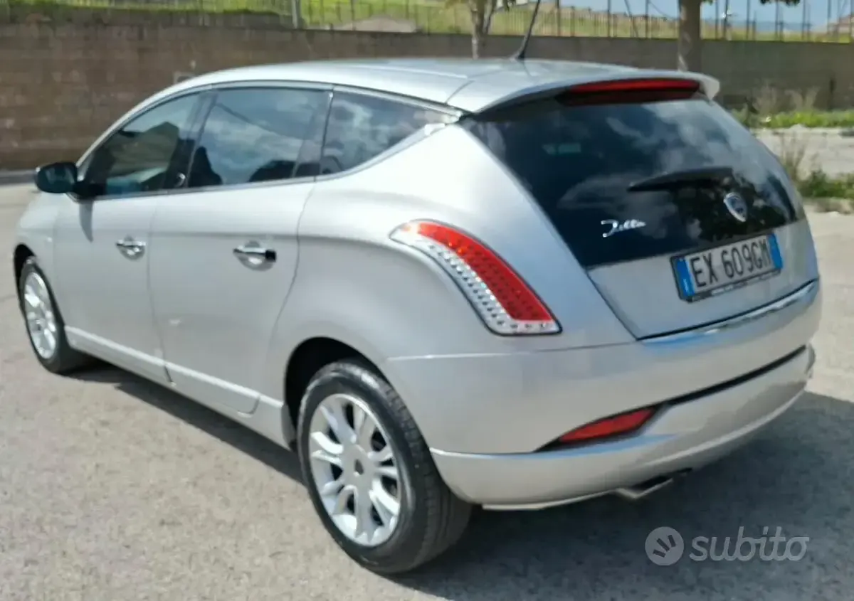 Usata Lancia Delta 105 CV (77 kW) 2014 Grigio Utilitaria
