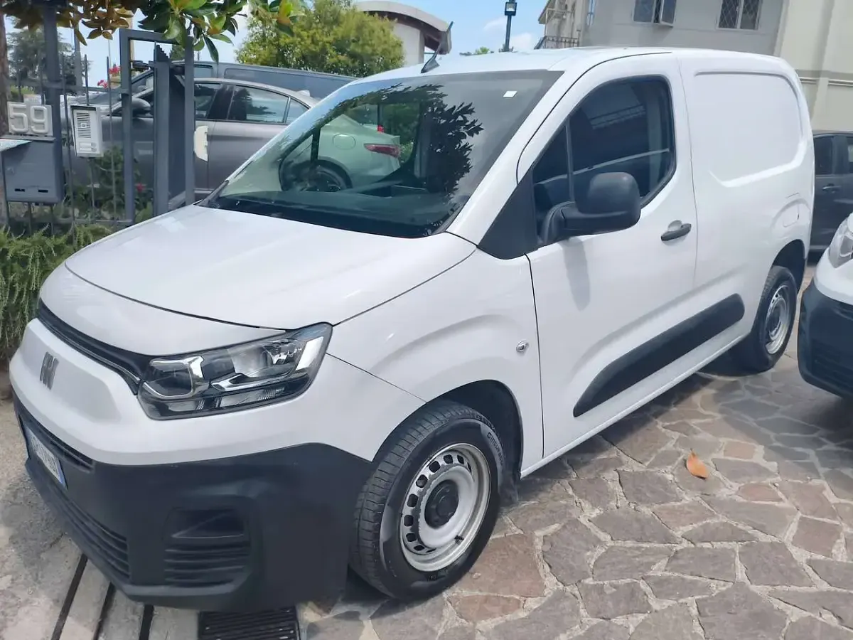 Usata Fiat Doblò 101 CV (74 kW) 2023 Bianco Monovolume