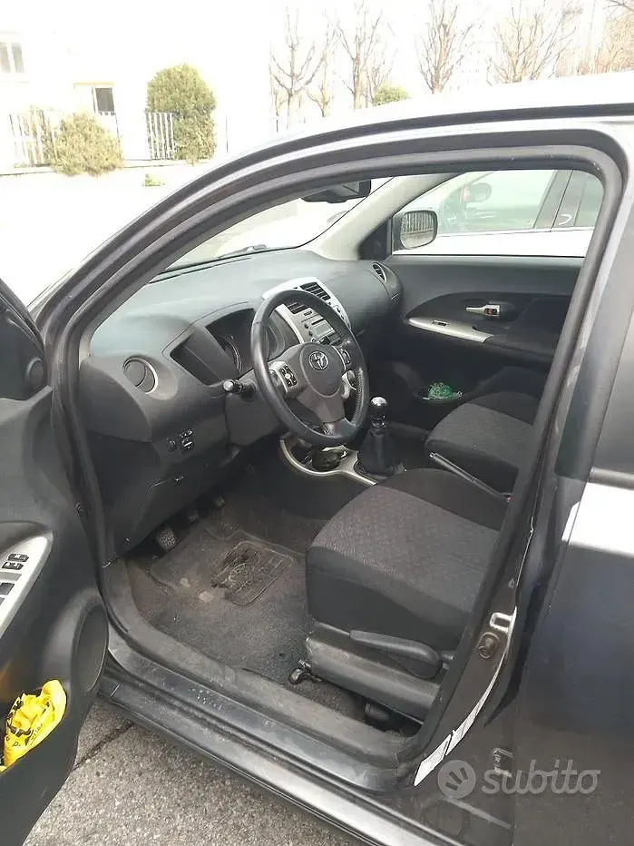 Begagnad Toyota Urban Cruiser 90 HK (66 kW) 2010 Grå Halvkombi