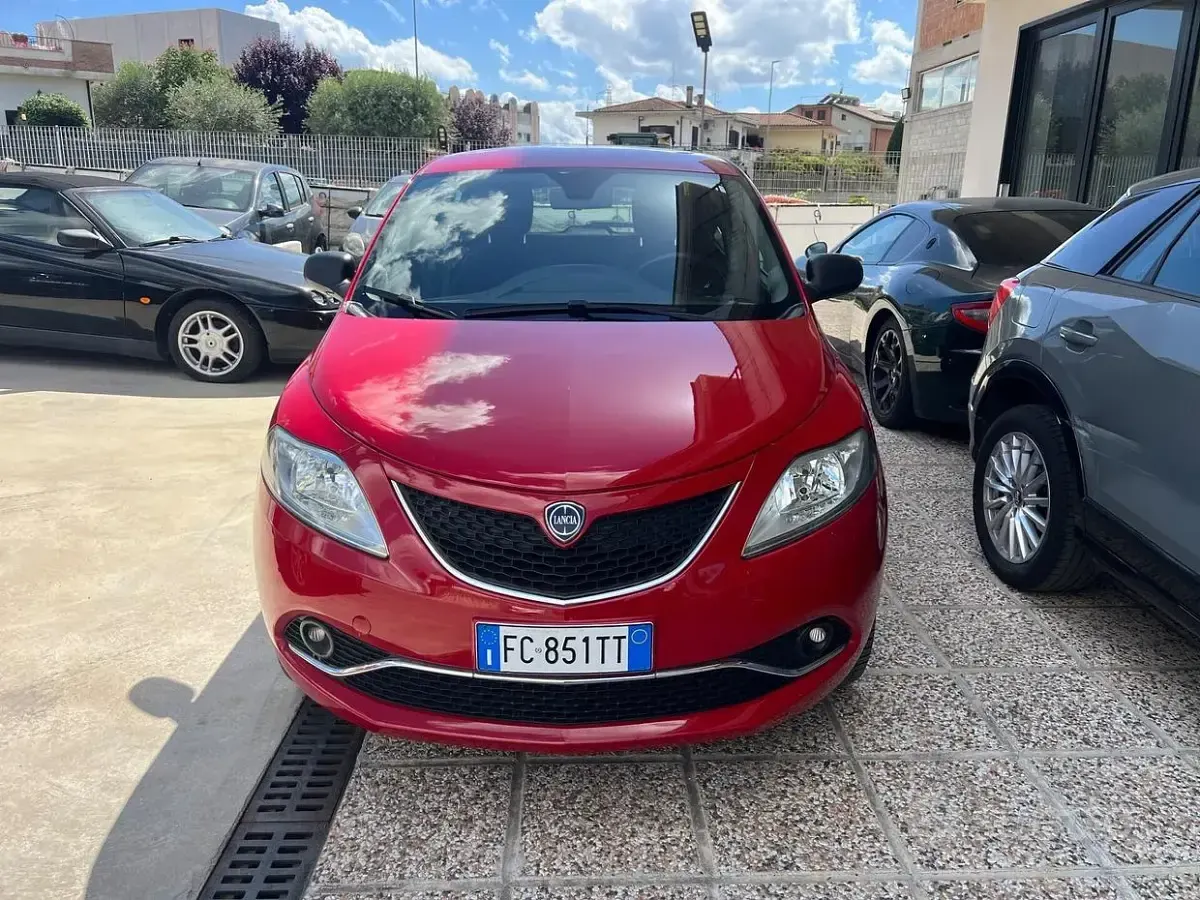 Usata Lancia Ypsilon Silver 80 CV (58 kW) 2016 Rosso Utilitaria