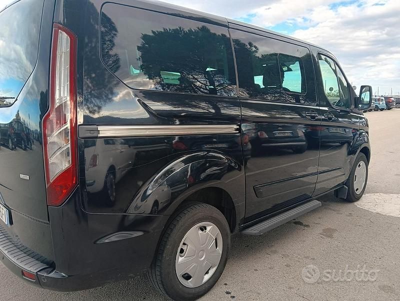 Nero Usata 2014 Ford Tourneo Custom Furgone | 14.000 € - Immagine 1/4