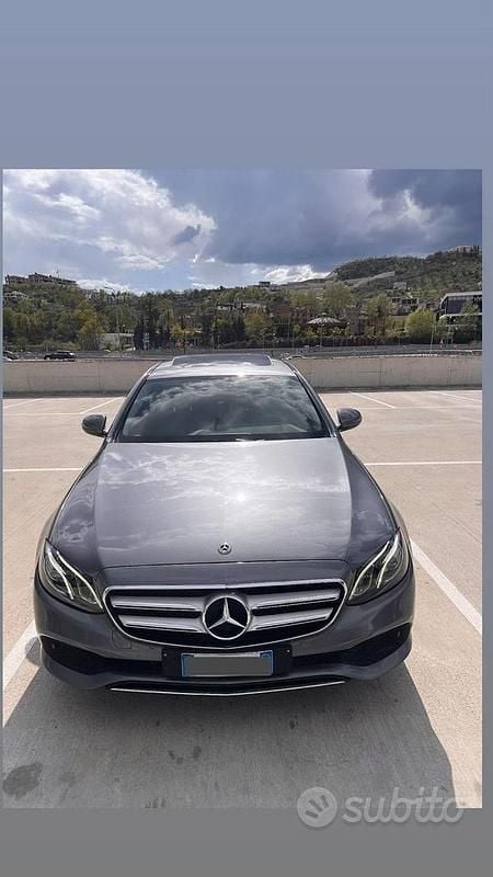 Grigio Usata 2017 Mercedes E220 Tre volumi | 19.900 € - Immagine 1/4
