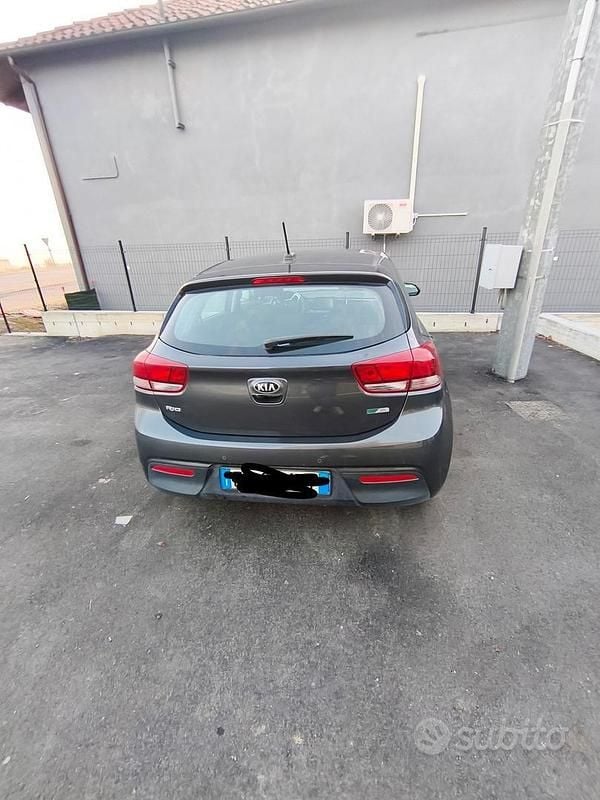 Usata Kia Rio 84 CV (61 kW) 2020 Grigio Berlina