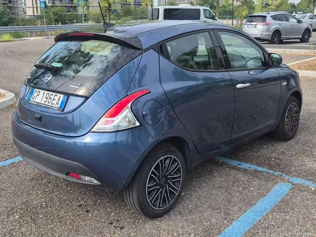 Usata Lancia Ypsilon Gold 69 CV (50 kW) 2023 Blu/azzurro Utilitaria