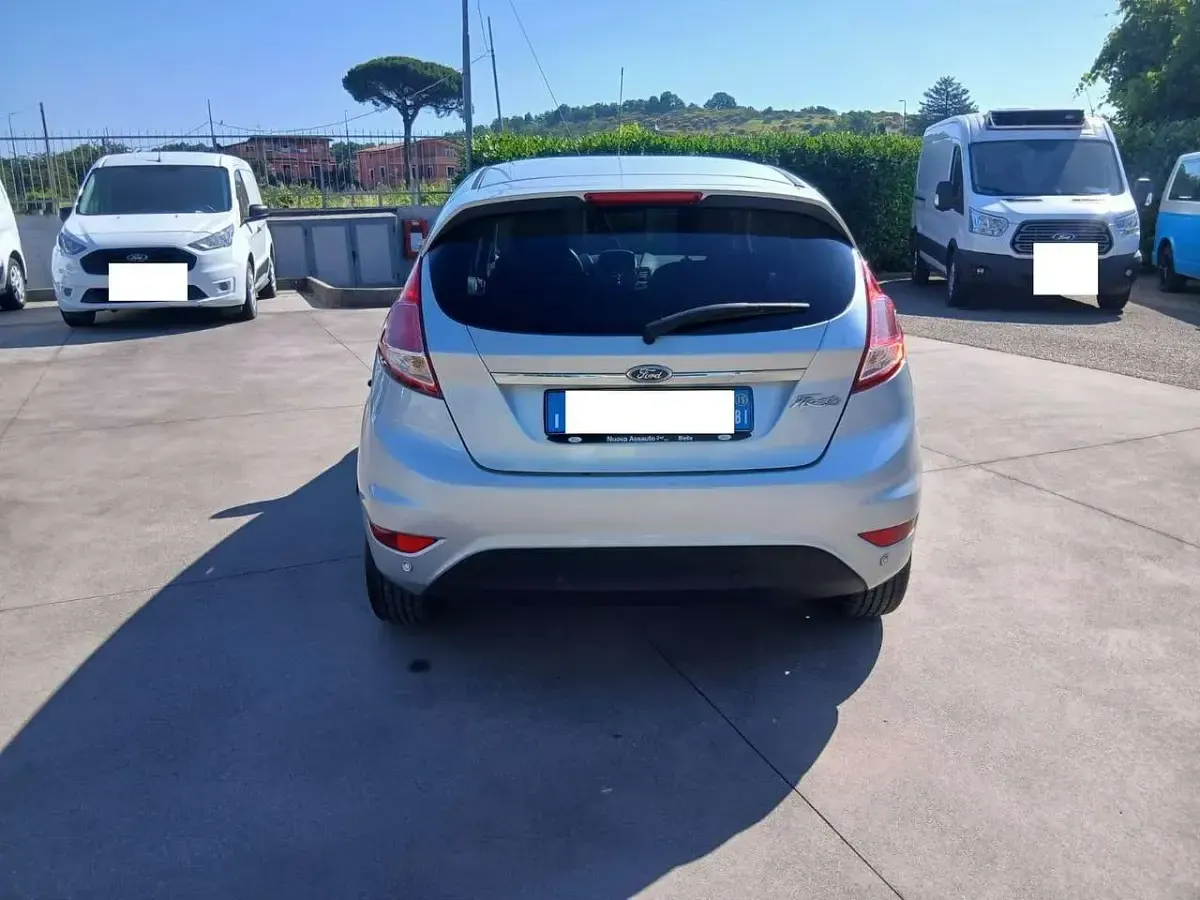 Usata Ford Fiesta Titanium 75 CV (55 kW) 2015 Argento Utilitaria
