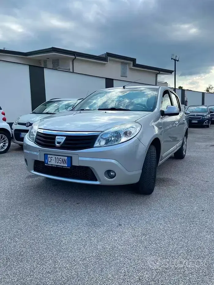 Usata Dacia Sandero Ambiance 75 CV (55 kW) 2009 Berlina