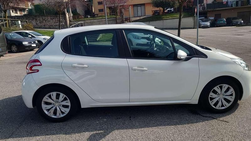 Usata Peugeot 208 68 CV (50 kW) 2013 Bianco Utilitaria