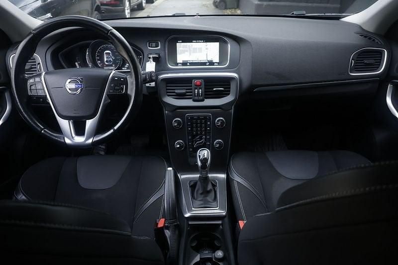 Gebraucht Volvo V40 Momentum 115 PS (84 kW) 2015 Schwarz Kleinwagen