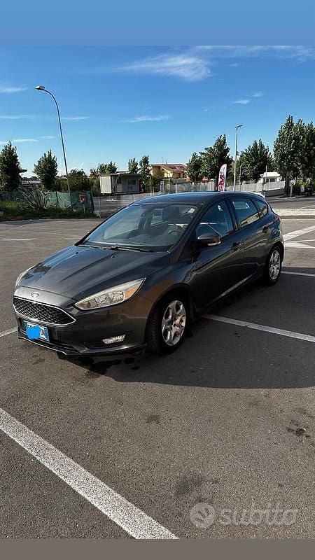 Grigio Usata 2016 Ford Focus Berlina | 4990 € (Ottimo prezzo) - Immagine 1/4