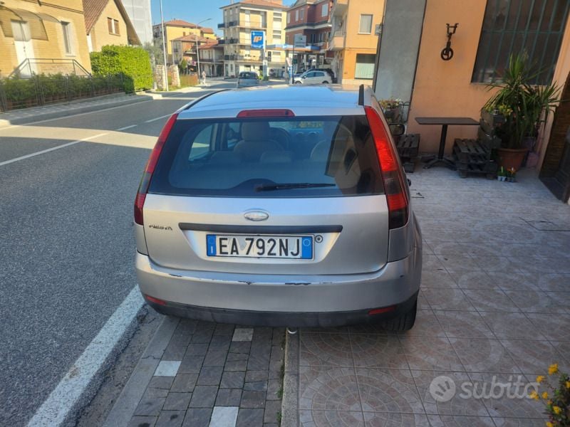 Usata Ford Fiesta 58 CV (42 kW) 2004 Grigio Utilitaria