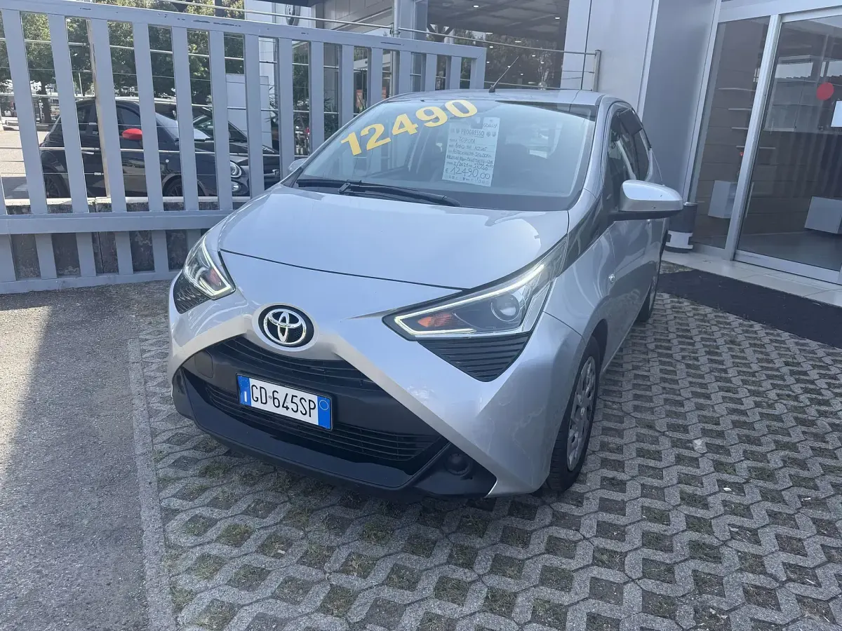 Usata Toyota Aygo X-wave 72 CV (52 kW) 2021 Grigio Utilitaria