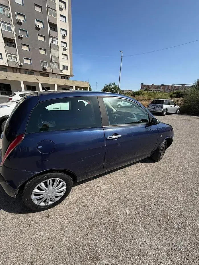 Usata Lancia Ypsilon 80 CV (58 kW) 2004 Bluazzurro Utilitaria