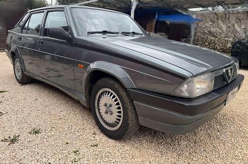 Usata Alfa Romeo 75 110 CV (80 kW) 1989 Grigio Berlina