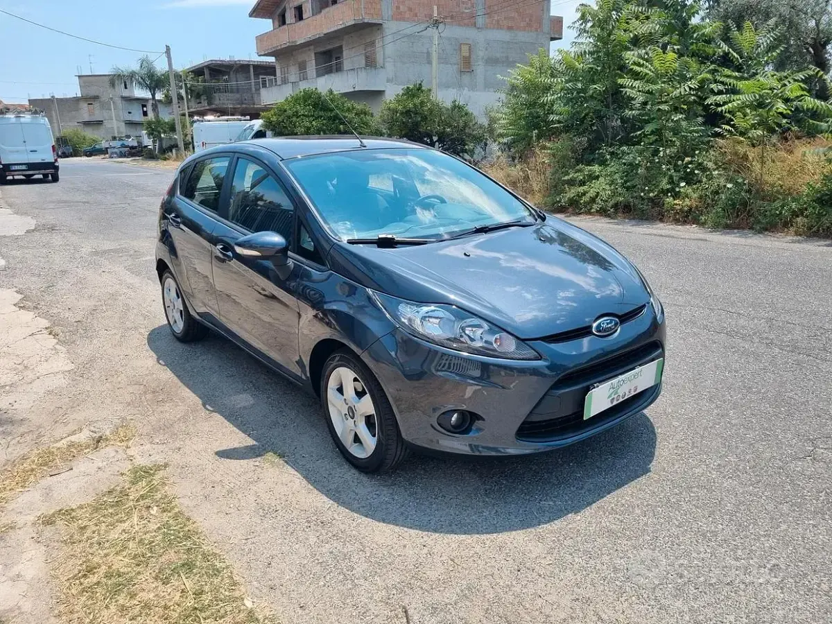 Usata Ford Fiesta 68 CV (50 kW) 2009 Grigio Berlina