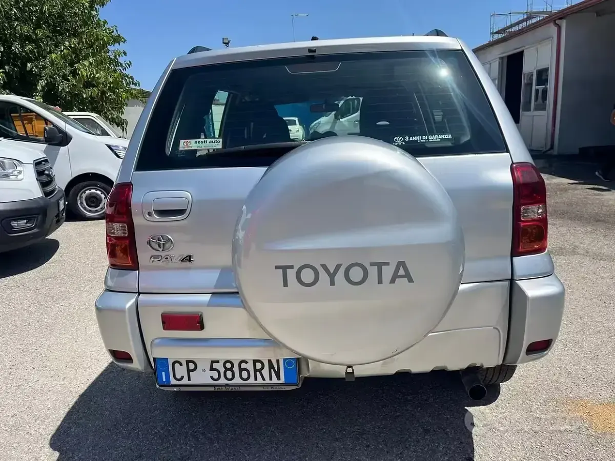 Usata Toyota RAV4 116 CV (85 kW) 2004 Grigio SUV