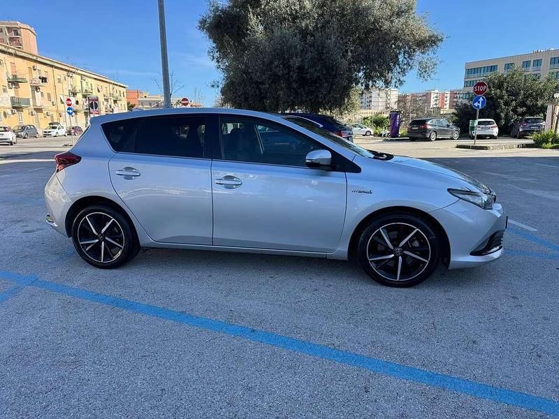 Usata Toyota Auris Hybrid Style 99 CV (72 kW) 2018 Argento Berlina