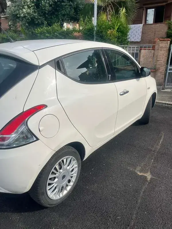 Begagnad Lancia Ypsilon Gold 69 HK (50 kW) 2017 Vit Halvkombi