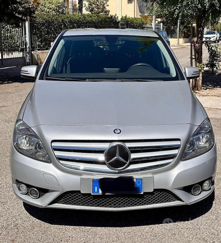 Usata Mercedes B180 122 CV (89 kW) 2012 Grigio Utilitaria