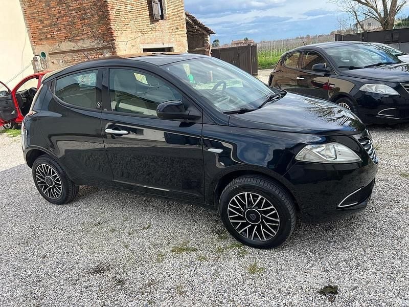 Usata Lancia Ypsilon 85 CV (62 kW) 2015 Nero Utilitaria