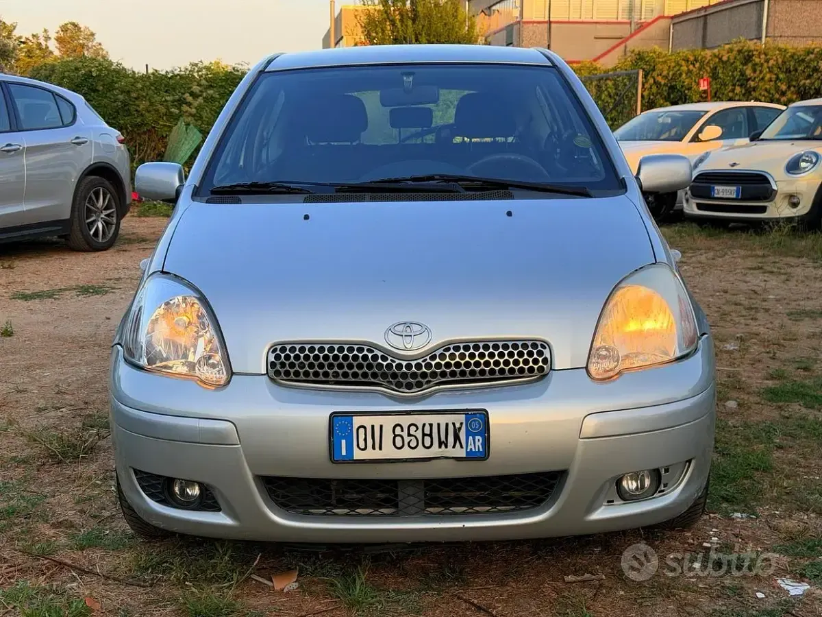 Usata Toyota Yaris 65 CV (47 kW) 2005 Grigio Berlina