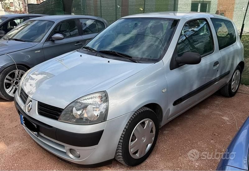 Usata Renault Clio II Authentique 58 CV (42 kW) 2004 Grigio Berlina