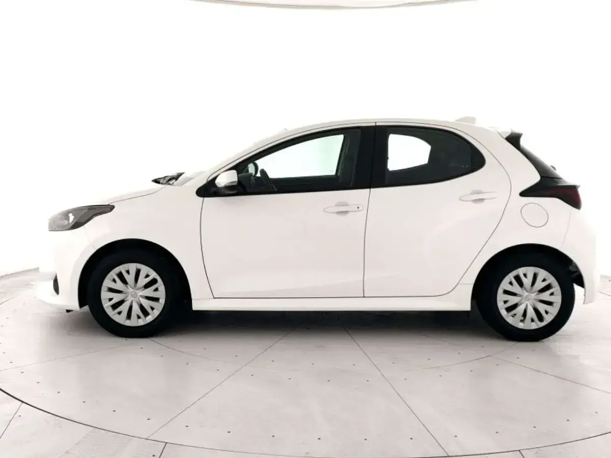 Usata Toyota Yaris Hybrid Business Edition 92 CV (67 kW) 2023 Super white Utilitaria