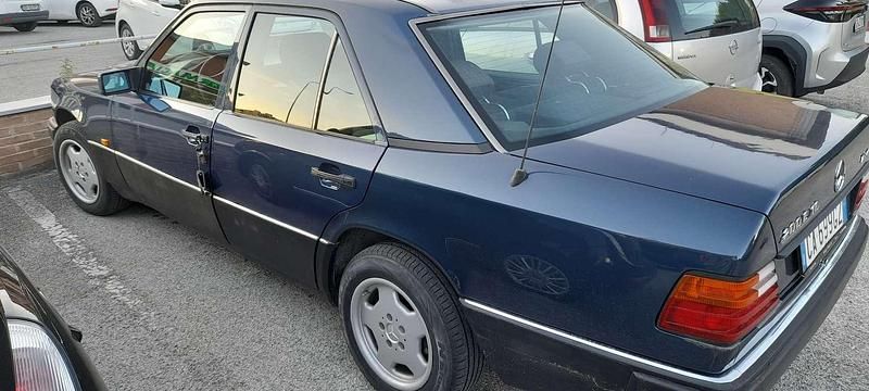 Usata Mercedes 200 136 CV (100 kW) 1993 Blu/azzurro Berlina