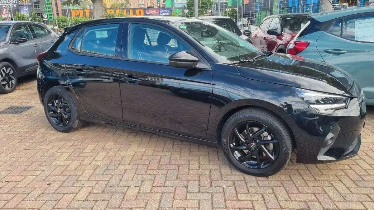 Usata Opel Corsa Design & Tech 102 CV (75 kW) 2023 Nero Utilitaria