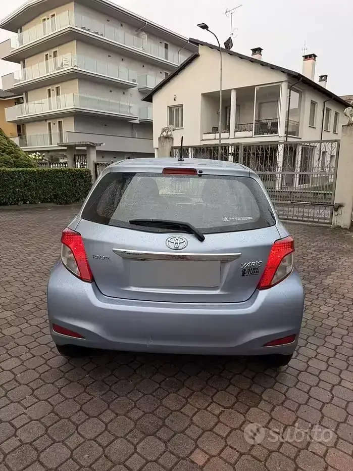Usata Toyota Yaris 69 CV (50 kW) 2012 Bluazzurro Utilitaria