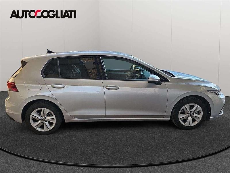 Usata VW Golf VIII Life 131 CV (96 kW) 2023 Argento Utilitaria