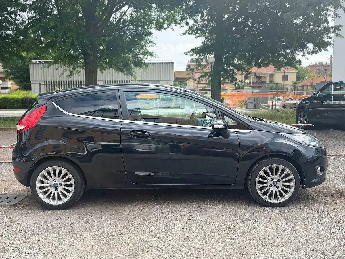 Usata Ford Fiesta 70 CV (51 kW) 2009 Nero Berlina