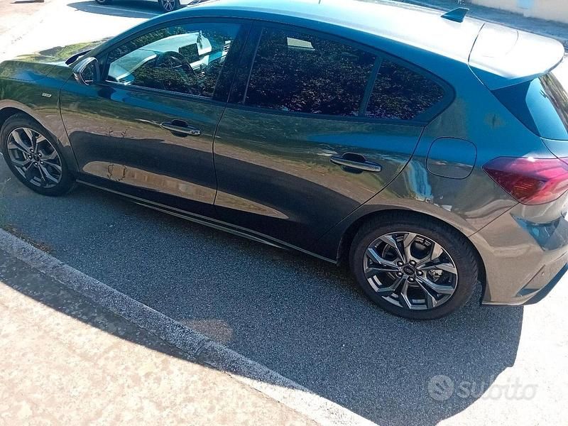 Usata Ford Focus 125 CV (91 kW) 2022 Grigio Berlina