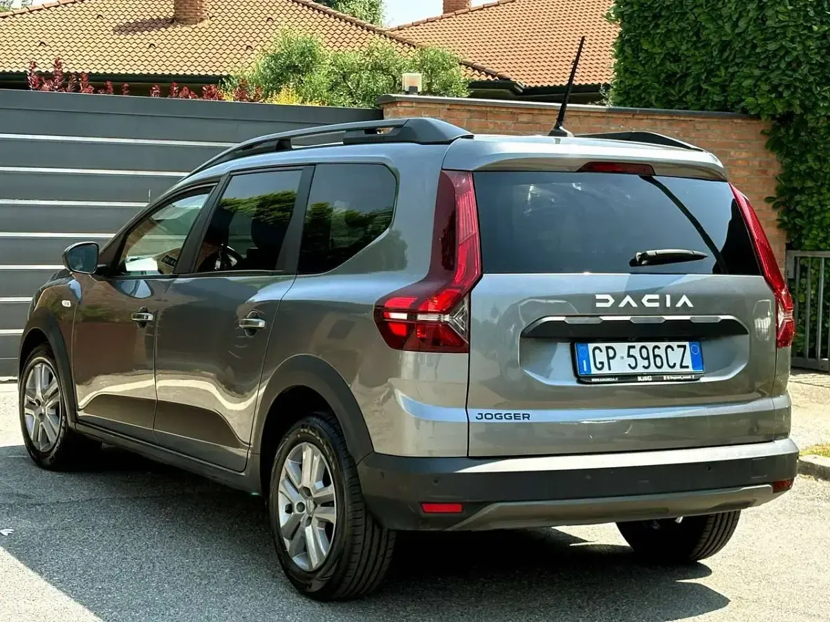 Usata Dacia Jogger 101 CV (74 kW) 2023 Grigio Monovolume