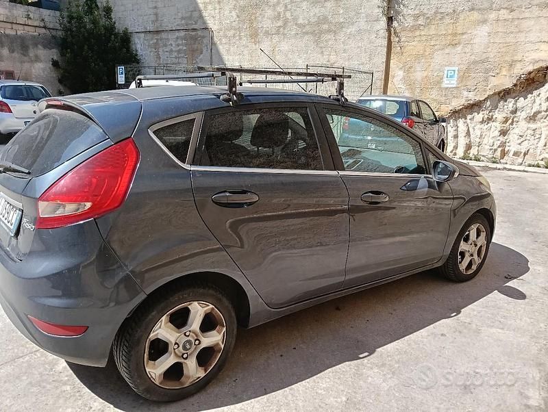 Usata Ford Fiesta 68 CV (50 kW) 2009 Grigio Berlina