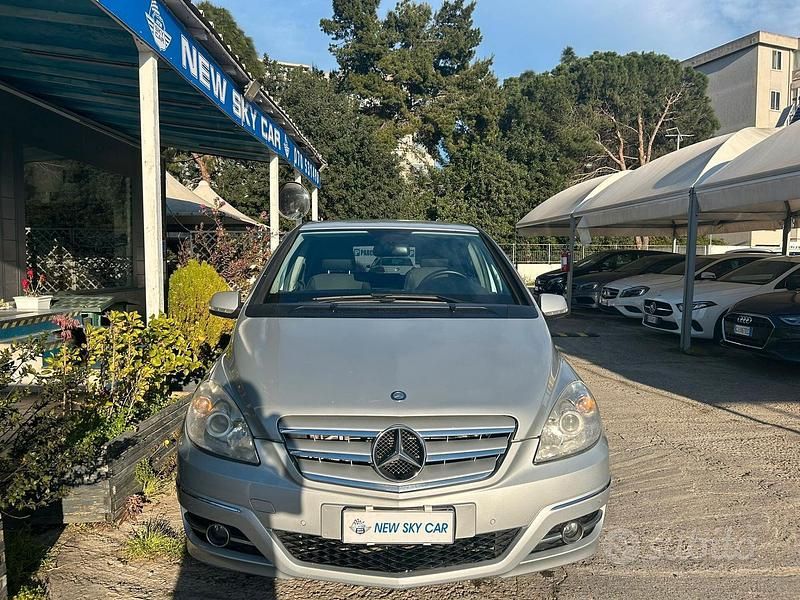 Usata Mercedes B180 Premium 108 CV (79 kW) 2011 Grigio Monovolume