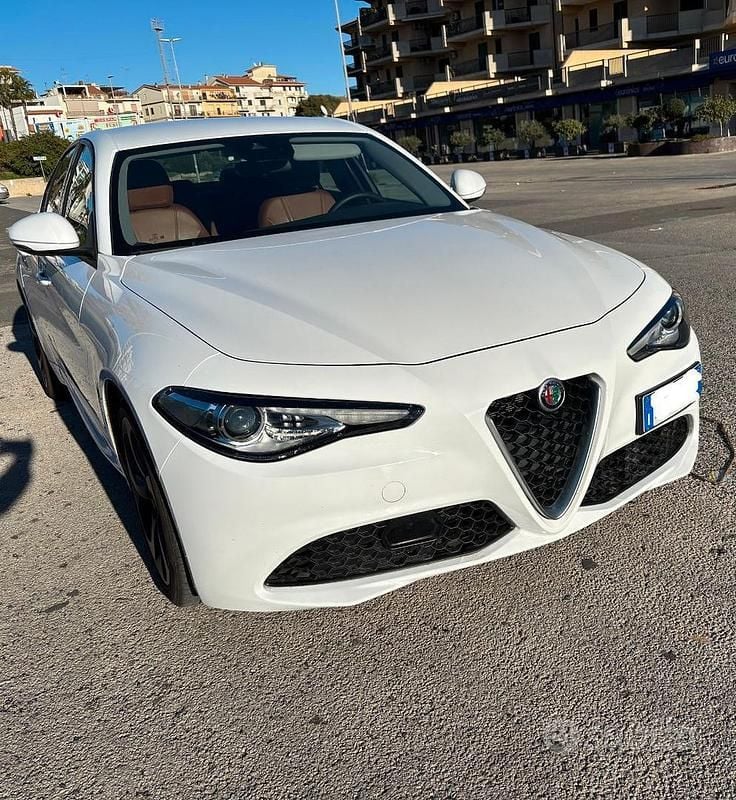 Usata Alfa Romeo Giulia Super 150 CV (110 kW) 2016 Bianco Berlina