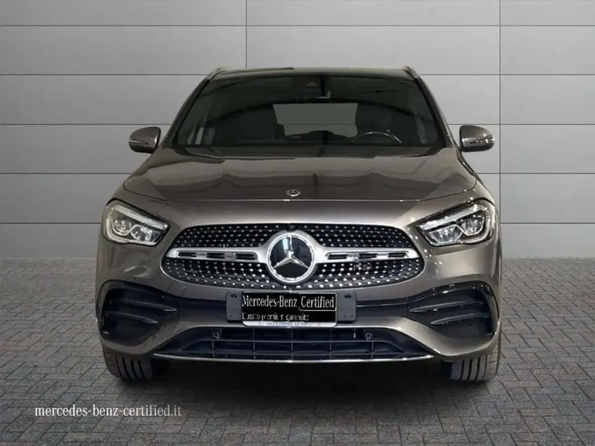 Usata Mercedes GLA250 Premium 160 CV (117 kW) 2022 Grigio montagna SUV